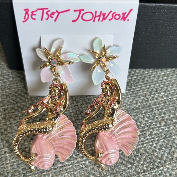 Betsy Johnson SHELL YEAH LARGE MERMAID DROP EARRINGS WHITE AND PINK - Picture 3 of 6